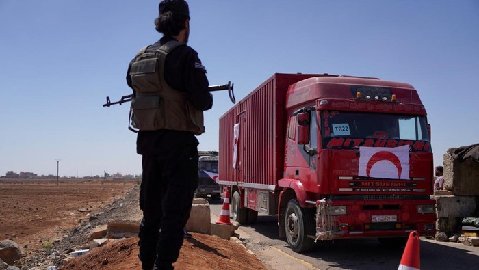 Vehicles of Syrian Arab Red Crescent carrying aid make their way to Sweida, at Bosra al-Sham town, near Deraa, Syria July 23, 2025. REUTERS/Karam al-Masri