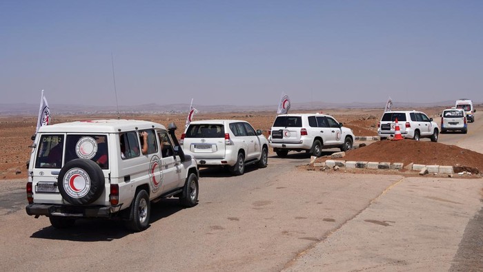 Potret Konvoi Bantuan Tempuh Jalur Konflik Sweida Suriah Vehicles of Syrian Arab Red Crescent carrying aid make their way to Sweida, at Bosra al-Sham town, near Deraa, Syria July 23, 2025. REUTERS/Karam al-Masri