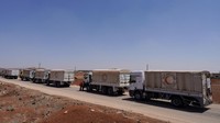 Konvoi kendaraan pengangkut bantuan menuju Sweida di kota Bosra al-Sham dekat Deraa. Komite pencari fakta pemerintah Suriah mengatakan pada hari Selasa (22/7) bahwa 1.426 orang tewas pada bulan Maret dalam serangan terhadap pasukan keamanan dan pembunuhan massal warga Alawi, tetapi menyimpulkan bahwa para komandan tidak memberikan perintah untuk serangan balas dendam. Foto: REUTERS/Karam al-Masri
