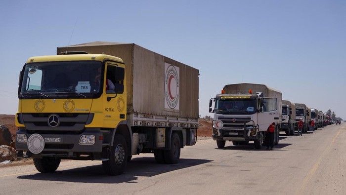 Potret Konvoi Bantuan Tempuh Jalur Konflik Sweida Suriah Vehicles of Syrian Arab Red Crescent carrying aid make their way to Sweida, at Bosra al-Sham town, near Deraa, Syria July 23, 2025. REUTERS/Karam al-Masri