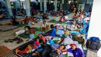 Warga beristirahat di pengungsian. Warga menceritakan betapa dekatnya pertempuran, beberapa bahkan kehilangan nafsu makan karena pertempuran tersebut. Foto: REUTERS/Pansira Kaewplung