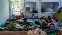Warga beristirahat di pengungsian. Selama lebih dari satu abad, Thailand dan Kamboja telah memperebutkan kedaulatan di berbagai titik yang tidak dibatasi di sepanjang perbatasan darat mereka sepanjang 817 km (508 mil), yang telah menyebabkan pertempuran kecil selama beberapa tahun dan setidaknya belasan kematian, termasuk dalam baku tembak selama seminggu pada tahun 2011. Foto: REUTERS/Pansira Kaewplung