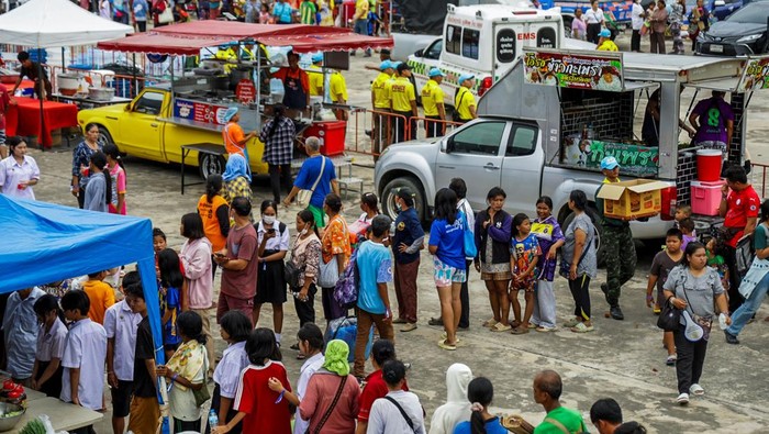 People rest at a shelter, following recent clashes along the disputed border between the two countries, according to authorities people have been killed across three border provinces, in Buriram province, Thailand, July 24, 2025. REUTERS/Prajoub Sukprom