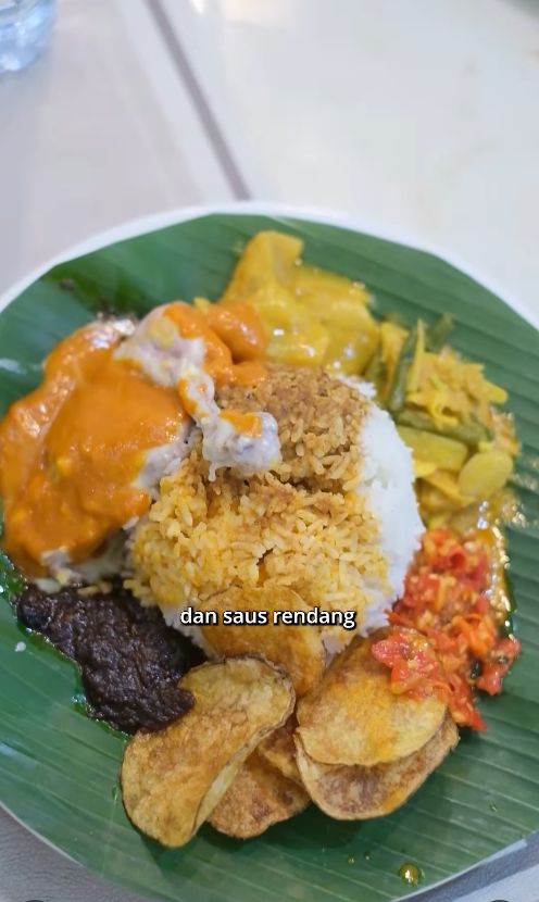 Prajurit Angkatan Laut Inggris cicip nasi Kapau