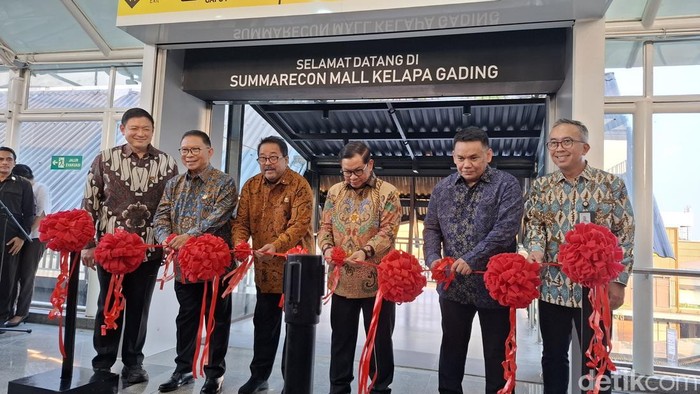Pramono meresmikan nama Stasiun LRT Boulevard Utara Summarecon Mall (Brigitta Belia/detikcom)
