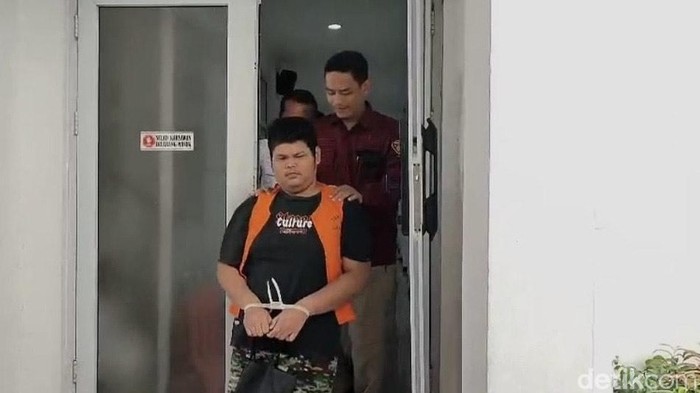 Tersangka predator seks asal Jepara, S (21) dan barang bukti dilimpahkan ke Kejaksaan Negeri (Kejari) Kota Semarang, Kecamatan Semarang Barat, Kota Semarang, Kamis (24/7/2025).
