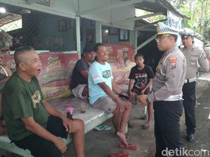 Ngopi Bareng Sopir Probolinggo, Polisi Sosialisasi Larangan ODOL