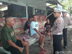 Ngopi Bareng Sopir Probolinggo, Polisi Sosialisasi Larangan ODOL