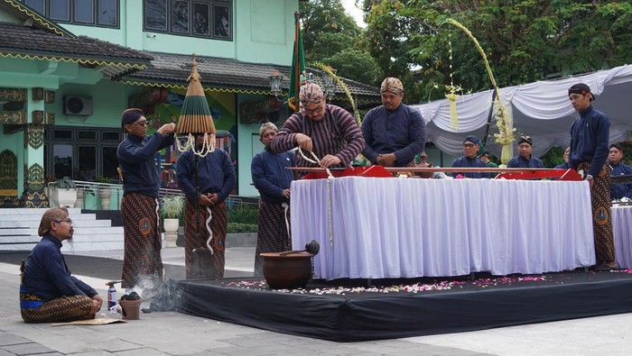 Prosesi Jamasan Tombak Kyai Wijaya Mukti di Balai Kota Jogja, Kamis (24/7/2025).