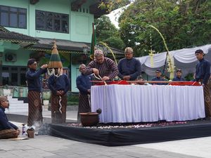 Melihat Jamasan Tombak Pusaka Hadiah Keraton untuk Kota Jogja