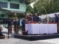 Melihat Jamasan Tombak Pusaka Hadiah Keraton untuk Kota Jogja