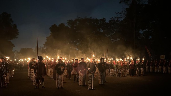 Prosesi tapa bisu di area alun-alun Wonosobo pada Rabu (23/7/2025) malam. (dok Kominfo Wonosobo)