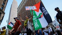 Massa meneriakkan slogan-slogan seperti hentikan kelaparan Gaza sekarang juga, massa membentangkan spanduk yang menuduh pemerintah Israel memblokir bantuan dan mengecam dukungan AS terhadap kampanye militer Israel. Foto: REUTERS/Eduardo Munoz