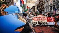 Demonstran pro-Palestina berkumpul di Union Square, New York, pada Selasa (22/7) untuk memprotes krisis kemanusiaan di Gaza dan menyerukan diakhirinya apa yang mereka sebut sebagai taktik kelaparan yang disengaja. Foto: REUTERS/Eduardo Munoz
