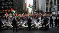 Seorang pembicara dari Gerakan Pemuda Palestina berjanji untuk terus memobilisasi, dengan mengatakan, Kami akan meningkatkan aksi hingga kita melihat akhir yang sesungguhnya dari genosida ini. Foto: REUTERS/Eduardo Munoz