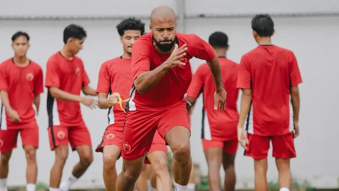PSM Makassar punya trio penyerang yang total gajinya Rp 17,37 miliar per tahun. Apa Lucas Dias, Alex Tanque dan Savio Roberto bisa buktikan harga mahalnya?