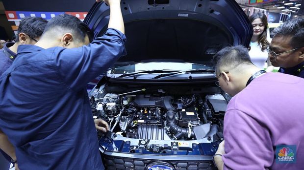 PT Astra Daihatsu Motor (ADM) yang dinaungi oleh PT Astra International Tbk. (ASII) resmi meluncurkan mobil hibrida terbaru, Rocky Hybrid di ajang Gaikindo Indonesia International Auto Show (GIIAS) 2025. (CNBC Indonesia/Tri Susilo)