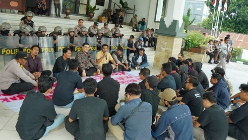 Puluhan massa mendatangi kantor DPRD Lombok Timur untuk menuntut transparansi pengelolaan dana pokir, Kamis (24/7/2025). (Sanusi Ardi W/detikBali)
