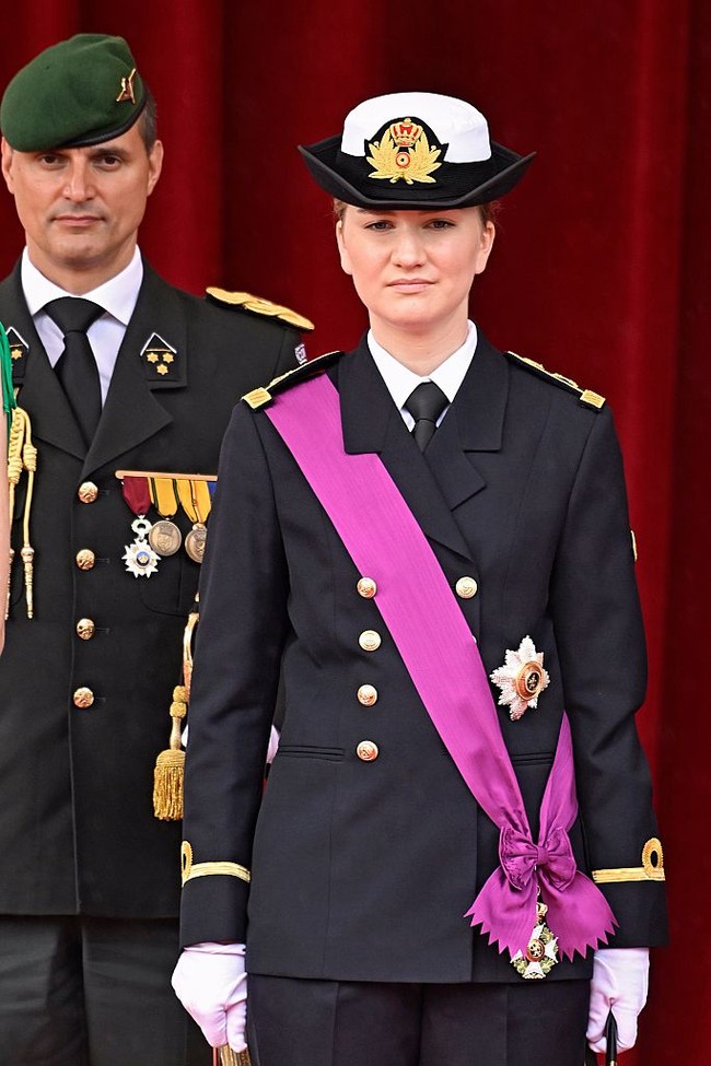 Sebagai pewaris takhta, gaya Putri Elisabeth tidak hanya memancarkan pesona bangsawan, tetapi juga memperlihatkan sisi patriotik dan dinamis. Foto: Getty Images