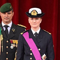 Sebagai pewaris takhta, gaya Putri Elisabeth tidak hanya memancarkan pesona bangsawan, tetapi juga memperlihatkan sisi patriotik dan dinamis. Foto: Getty Images