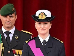 6 Gaya Putri Gen Z Belgia di Hari Kemerdekaan, Kostum Militer Curi Perhatian