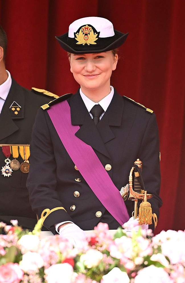 Lulusan Royal Military Academy di Brussels ini memang dikenal memiliki dedikasi tinggi terhadap negaranya. Kehadirannya dalam seragam militer seolah menegaskan komitmen serta tanggung jawab yang dia emban sejak muda. Foto: Getty Images