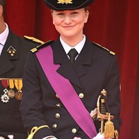 Lulusan Royal Military Academy di Brussels ini memang dikenal memiliki dedikasi tinggi terhadap negaranya. Kehadirannya dalam seragam militer seolah menegaskan komitmen serta tanggung jawab yang dia emban sejak muda. Foto: Getty Images