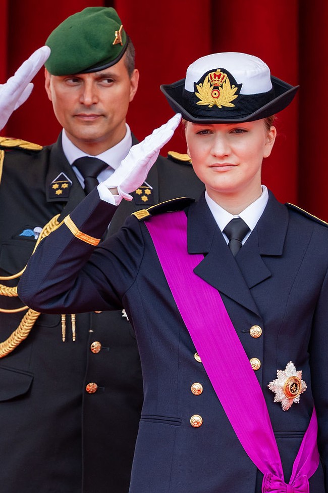 Pada siang hari, wanita 23 tahun itu tampil gagah mengenakan seragam Angkatan Laut. Ia memberikan hormat dalam parade militer dan sipil yang berlangsung di pusat kota Brussels. Foto: Getty Images