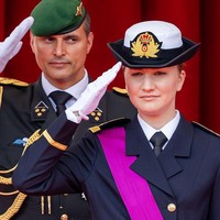 Pada siang hari, wanita 23 tahun itu tampil gagah mengenakan seragam Angkatan Laut. Ia memberikan hormat dalam parade militer dan sipil yang berlangsung di pusat kota Brussels. Foto: Getty Images