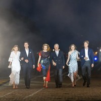 Malam harinya, saat menghadiri konser serta pertunjukan kembang api, penampilan Putri Mahkota kembali berubah. Bersama keluarga kerajaan, putri sulung Raja Philippe dan Ratu Mathilde itu mengenakan gaun one-shoulder rancangan desainer Victoria Beckham. Foto: dok. Instagram @belgianroyalpalace