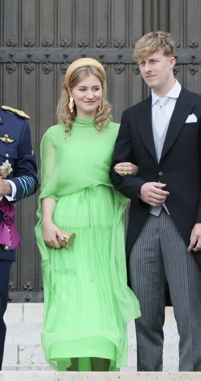 Sepanjang hari, Putri Elisabeth beberapa kali mengganti penampilannya. Saat menghadiri misa di Katedral St. Michael & St. Gudula, ia tampil anggun dalam balutan dress hijau yang dipadukan dengan headband keemasan. Sentuhan feminin langsung terasa dari gaya ini. Foto: dok. Instagram @belgianroyalpalace