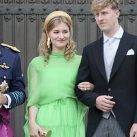 Sepanjang hari, Putri Elisabeth beberapa kali mengganti penampilannya. Saat menghadiri misa di Katedral St. Michael & St. Gudula, ia tampil anggun dalam balutan dress hijau yang dipadukan dengan headband keemasan. Sentuhan feminin langsung terasa dari gaya ini. Foto: dok. Instagram @belgianroyalpalace