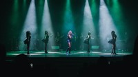 Aksi Queennara di atas panggung bersama dancer, ditunjang dengan lighting dan koreografi yang spektakuler untuk sebuah tugas akhir. Foto: dok. Instagram Queennara/fotografer @batarasurya