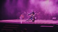 Tepuk tangan untuk aksi panggung Queennara di konsernya ini. Dia menyanyikan 11 lagu lengkap koreografi yang berbeda-beda. Foto: dok. Instagram Queennara/fotografer @batarasurya