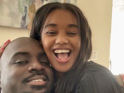 Pasangan Ini Jadi Kontroversi, Istri Menyusui Suami Demi Ikatan Emosional