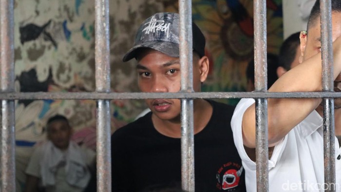Rafli (kaus hitam) ditempatkan di ruang tahanan seusai sidang di PN Denpasar, Kamis (24/7/2025).