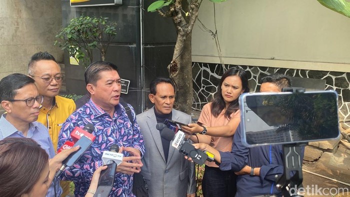 Relawan Jokowi sekaligus Ketum Solidaritas Merah Putih Silfester Matutina diperiksa penyidik Polda Metro Jaya terkait kasus tudingan ijazah palsu.