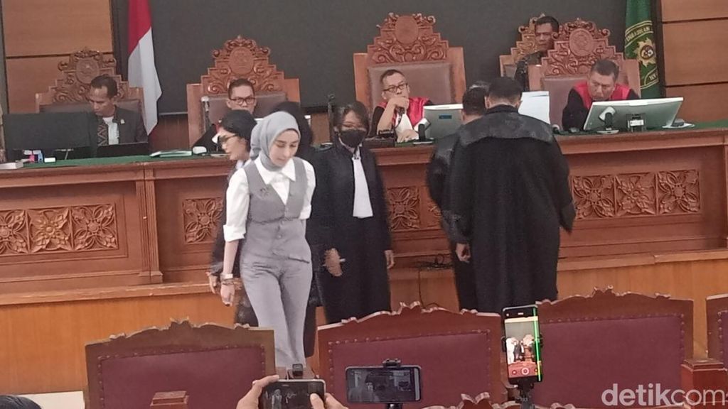 Reza Gladys Sengaja Kenakan Outfit Abu-Abu, Balas Ejekan Nikita Mirzani