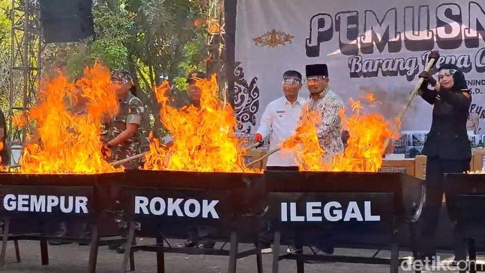 Pemusnahan barang bukti rokok ilegal di Purwakarta