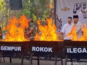 Saat Puluhan Juta Batang Rokok Ilegal Jadi Abu di Purwakarta