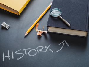 Pengertian Sejarah Menurut Ahli, Asal Kata, dan Contohnya dalam Kehidupan