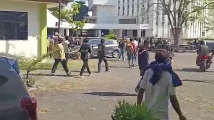 Sekelompok OTK membawa senjata tajam saat mendatangi kampus UIM Makassar.