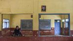 Sekolah Rusak Tak Diperbaiki, Siswa Belajar di Kelas Sekat Triplek