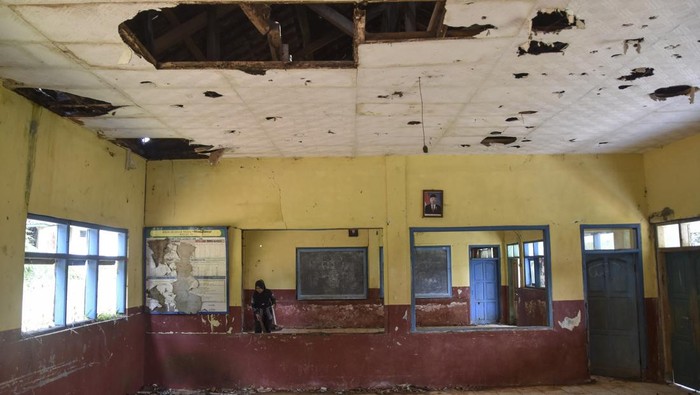 Sekolah Rusak Tak Diperbaiki, Siswa Belajar di Kelas Sekat Triplek Seorang guru membersihkan ruang kelas yang rusak di SD Negeri Mandalawangi, Desa Lengkongbarang, Kecamatan Cikatomas, Kabupaten Tasikmalaya, Jawa Barat, Kamis (24/7/2025). Sekolah Inpres yang dibangun tahun 1976 itu memiliki 90 siswa diantaranya kelas III sampai kelas VI yang menggunakan ruang kelas dengan sekat triplek (dua kelas mengisi satu ruang) akibat tiga ruang kelas rusak parah sejak tiga tahun lalu. ANTARA FOTO/Adeng Bustomi/foc.