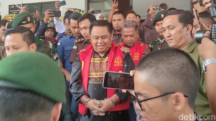 Senyum Dadan Ginanjar saat ditetapkan sebagai tersangka kasus Korupsi PJU