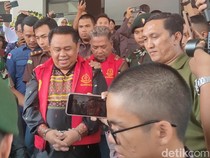 Senyum Eks Kepala Dishub Cianjur Saat Ditetapkan Tersangka Korupsi PJU