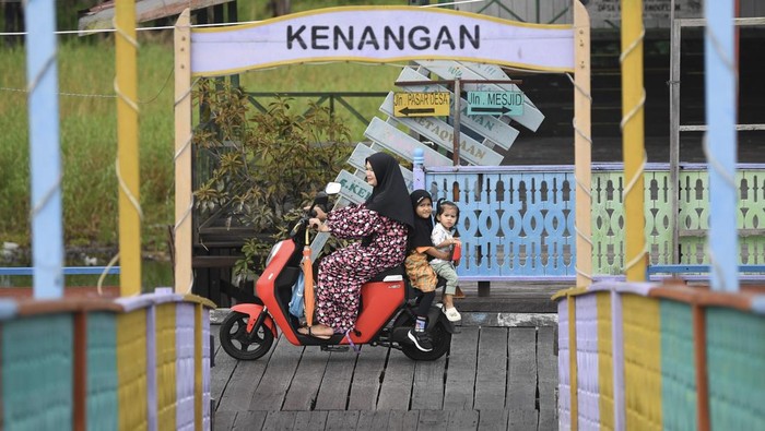 Sepeda Listrik Jadi Andalan Warga Daerah Terpencil Warga mengendarai sepeda listrik di Desa Muara Enggelam, Muara Wis, Kutai Kartanegara, Kalimantan Timur, Selasa (22/7/2025). Sepeda listrik menjadi transportasi alternatif bagi warga untuk menghemat penggunaan bahan bakar minyak (BBM) yang pasokannya terbatas pada desa tanpa daratan tersebut. ANTARA FOTO/M Risyal Hidayat/rwa.