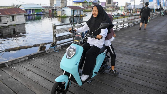 Sepeda Listrik Jadi Andalan Warga Daerah Terpencil Warga mengendarai sepeda listrik di Desa Muara Enggelam, Muara Wis, Kutai Kartanegara, Kalimantan Timur, Selasa (22/7/2025). Sepeda listrik menjadi transportasi alternatif bagi warga untuk menghemat penggunaan bahan bakar minyak (BBM) yang pasokannya terbatas pada desa tanpa daratan tersebut. ANTARA FOTO/M Risyal Hidayat/rwa.
