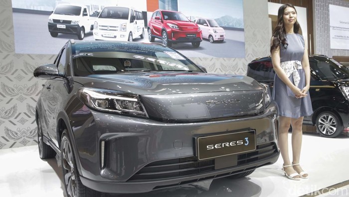 Seres 3 Meluncur di GIIAS 2025 Seres meluncurkan mobil terbarunya di Gaikindo Indonesia International Auto Show (GIIAS) 2025, Kabupaten Tangerang, Kamis (24/7/2025).Β Seres 3, SUV listrik terbaru dari PT Sokonindo Automobile di bawah merek DFSK ini dibanderol harga Rp349 juta (OTR Jakarta).