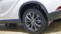 Bagian kaki-kaki juga diperkuat dengan pelek dynamic alloy wheel 18 inci berbalut ban 225/55, yang membuatnya tangguh di berbagai kondisi jalanan Indonesia. Seres 3 mengusung baterai berkapasitas 54 kWh yang mampu menempuh jarak hingga 412 km dalam sekali pengisian, berdasarkan standar NEDC. Ini menjadikannya salah satu SUV listrik dengan efisiensi tinggi di kelasnya. Untuk pengisian daya, Seres 3 mendukung fitur fast charging yang mampu mengisi daya dari 20% hingga 80% hanya dalam waktu sekitar 40 menit.